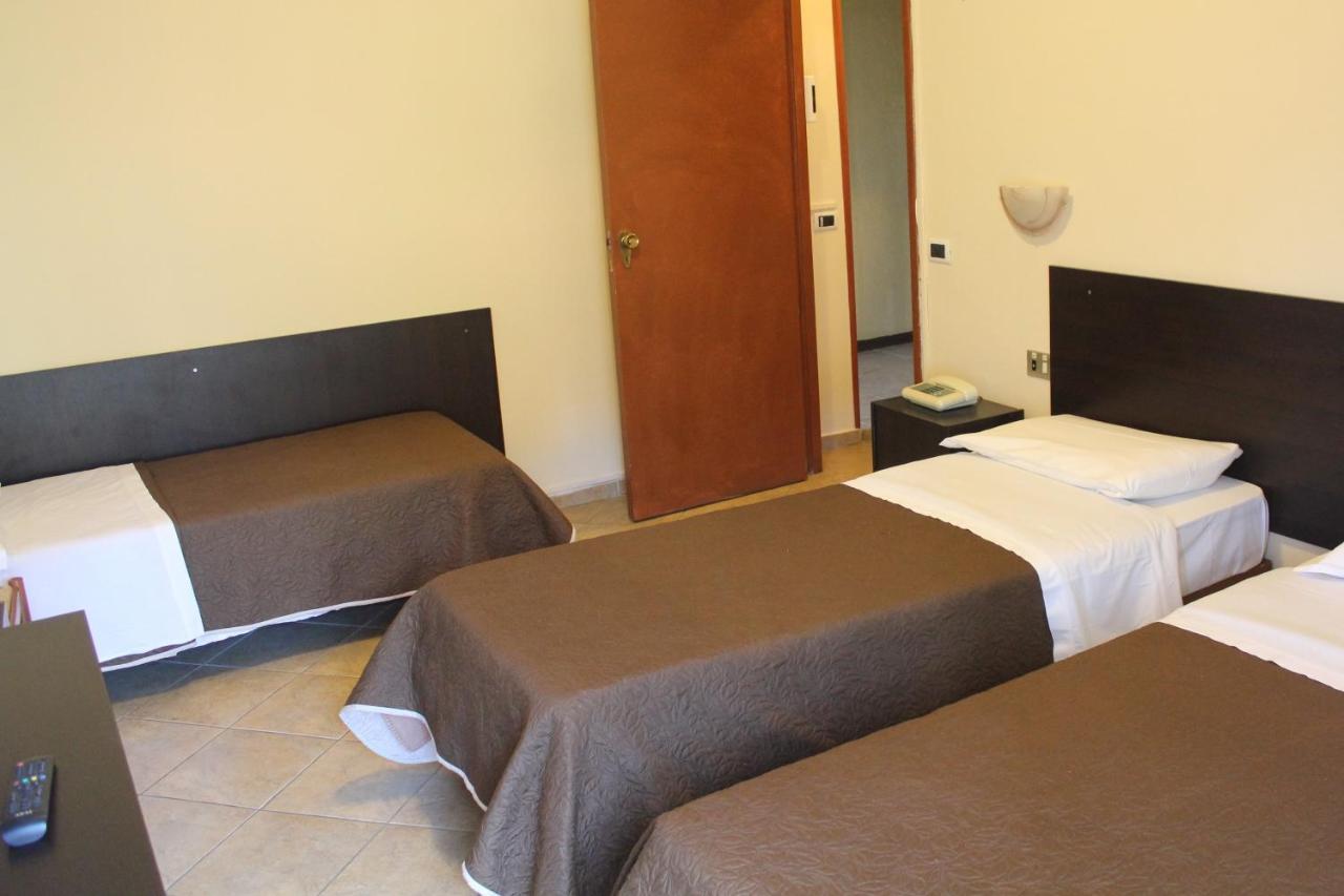 Hotel 106 Sellia Marina Buitenkant foto
